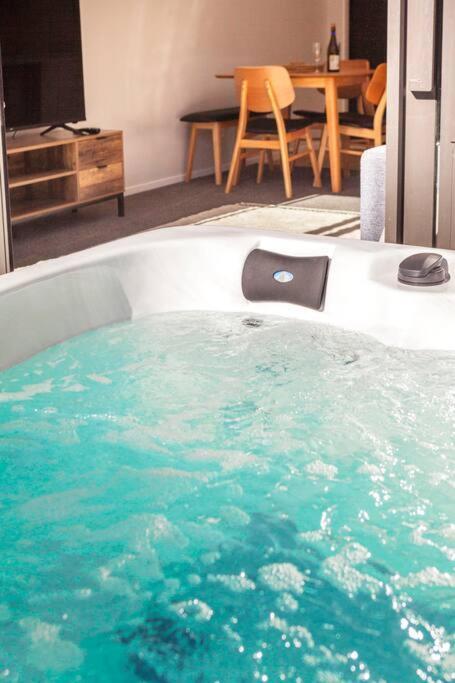 Stylish Townhouse With Hot Tub Apartment Christchurch Exterior photo
