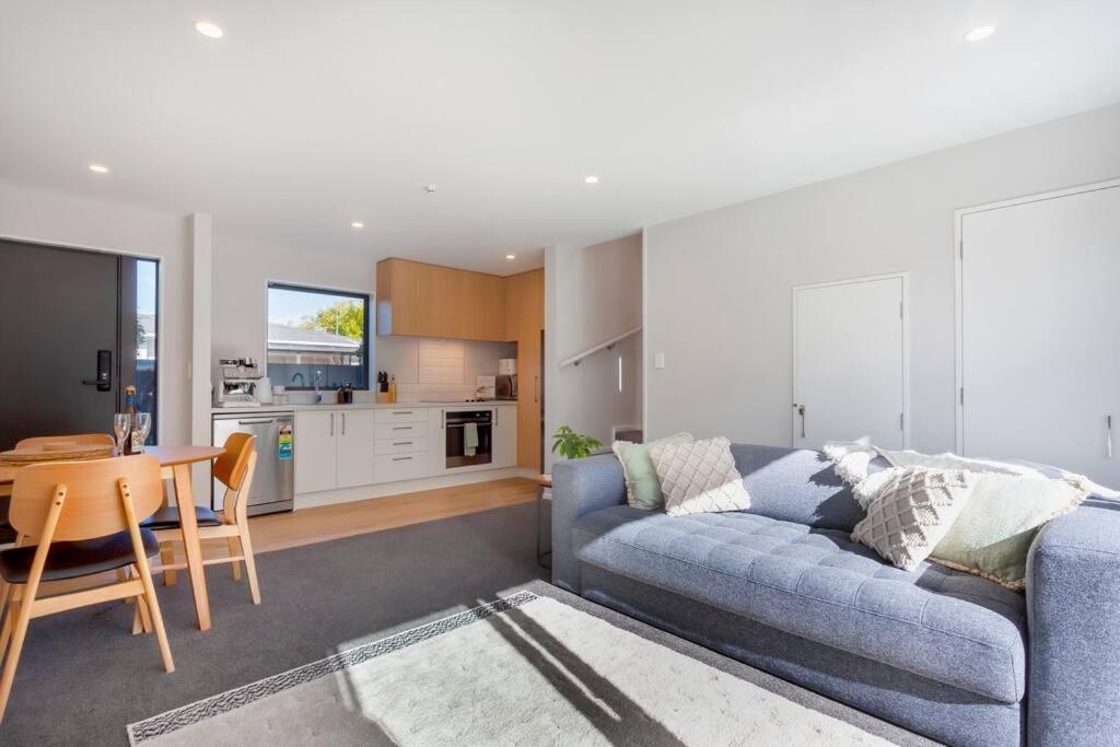 Stylish Townhouse With Hot Tub Apartment Christchurch Exterior photo